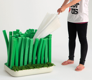Illustration for article titled Dry Off Your Wet Umbrella In Styrofoam Grass
